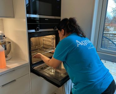 Städare från Agnieta Städ rengör ugnen vid flyttstädning